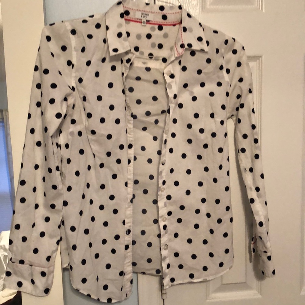 🦋 Crown and Ivy polka dot button up